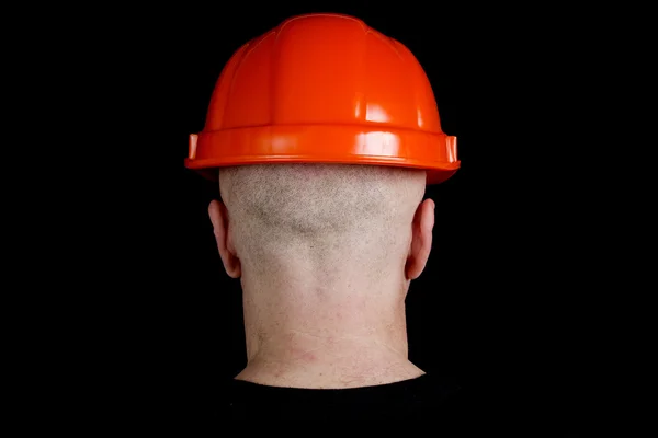 Εργάτη οικοδομών σε σκληρό καπέλο σε γκρι φόντο — Φωτογραφία Αρχείου