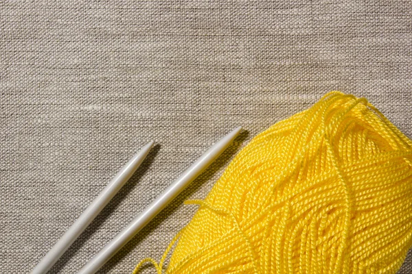 Yarn and knitting needles — Stock Photo, Image