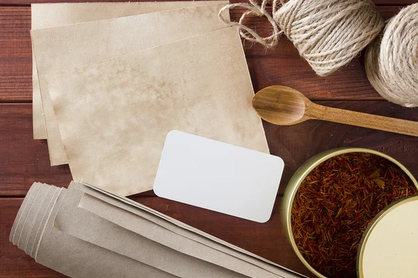 Сушеные специи шафрана и материал для упаковки — стоковое фото