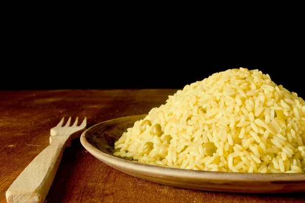 Risotto com açafrão na mesa de madeira — Fotografia de Stock