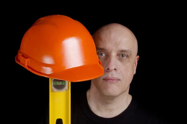 Travailleur de la construction avec casque de protection et niveau — Photo