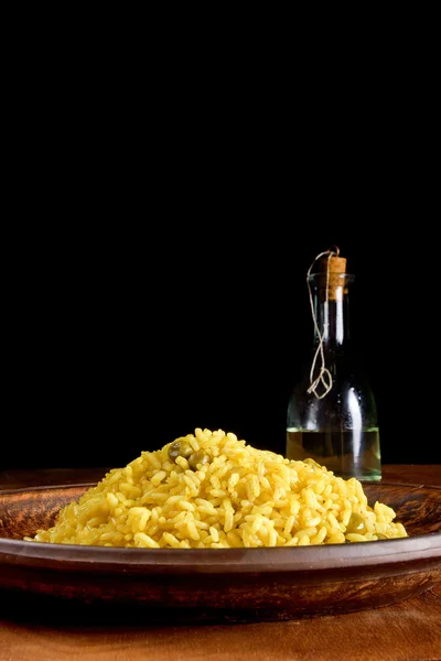 Risotto com açafrão na mesa de madeira — Fotografia de Stock