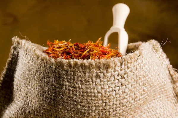 Specerijen saffraan in een zak — Stockfoto