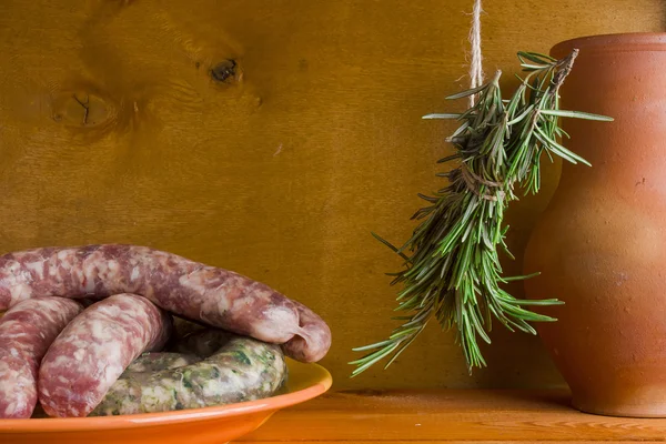 Çiğ domuz sosisi ve biberiye bir demet — Stok fotoğraf