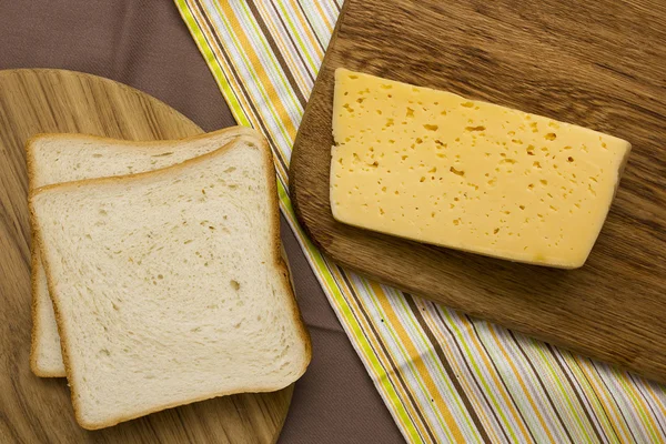 Cheese and bread for toasting — Stock Photo, Image