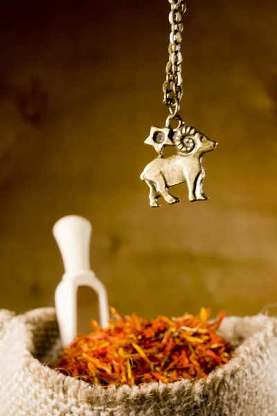 Medallion with the sign of Aries and saffron — Stock Photo, Image