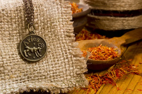 Medalhão com o sinal de Áries e açafrão — Fotografia de Stock