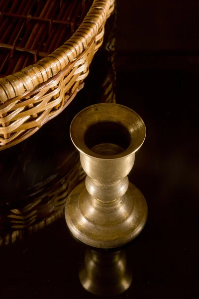 Старий свічник латунь — стокове фото