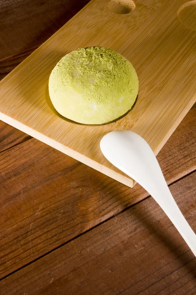 Mochi tradizionali giapponesi con sapore di tè verde — Foto Stock