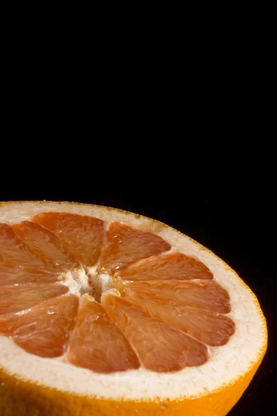 Skär hälften av saftiga mogen grapefrukt — Stockfoto