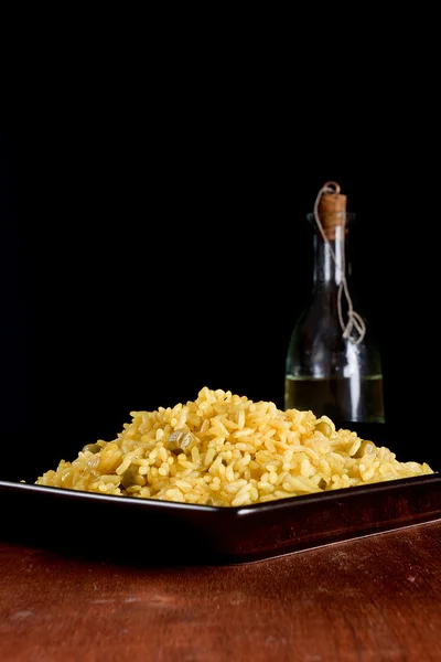 Risotto con azafrán sobre mesa de madera — Foto de Stock