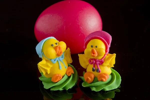 Paskalya yumurtası ve dekorasyon kek için — Stok fotoğraf