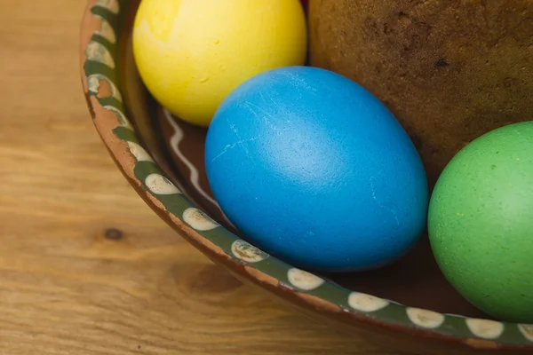 Ostereier in verschiedenen Farben und Kuchen — Stockfoto
