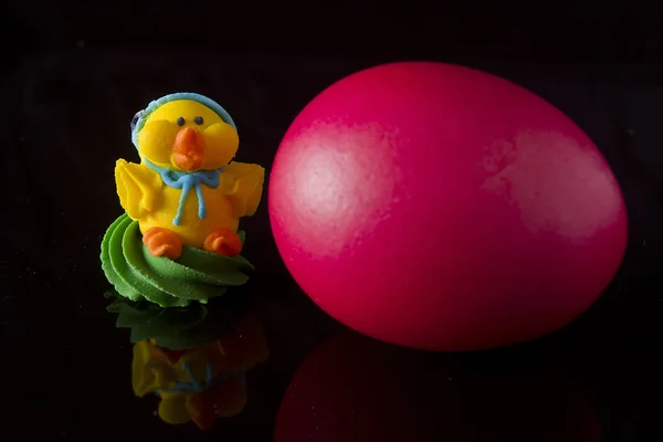 Пасхальне яйце і прикраса для торта — стокове фото