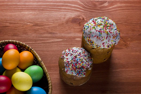 Huevos de Pascua de diferentes colores y pasteles — Foto de Stock