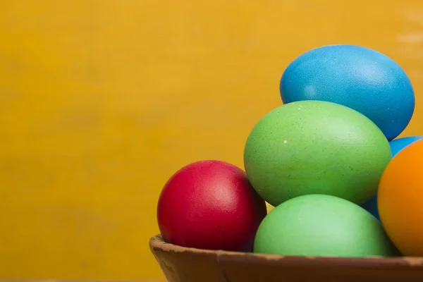 Великодні яйця різних кольорів — стокове фото