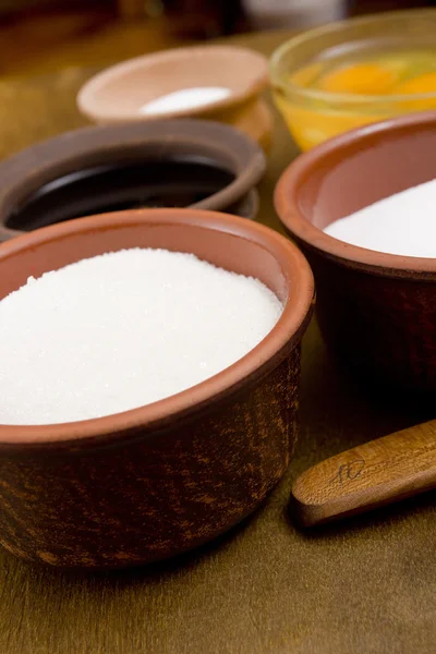 Столова сіль в керамічному посуді — стокове фото