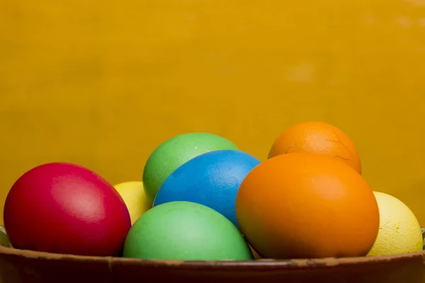 Великодні яйця різних кольорів — стокове фото