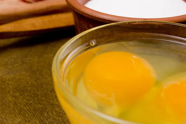 Äggula och vita ägg — Stockfoto
