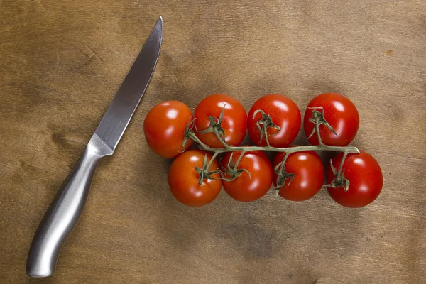 Ramo de tomate na mesa de madeira vintage — Fotografia de Stock