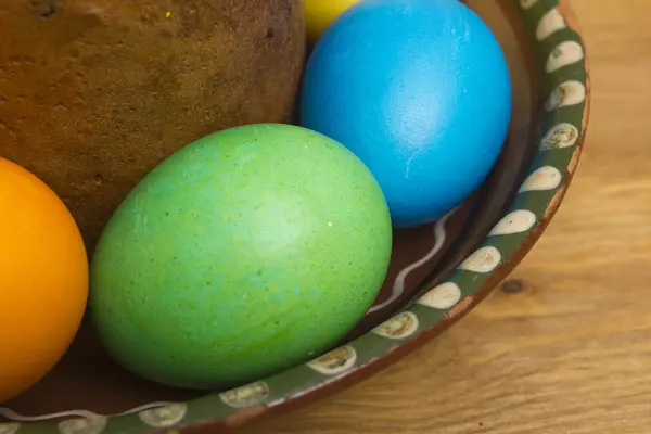 Ostereier in verschiedenen Farben und Kuchen — Stockfoto