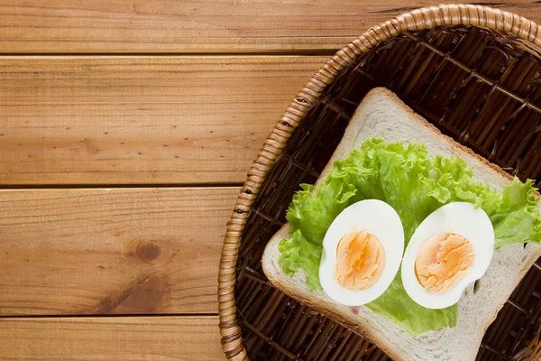 Open sandwich in a wicker basket — Stock Photo, Image