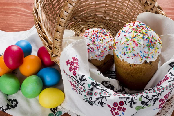 Пасхальні торти та кольорові яйця — стокове фото