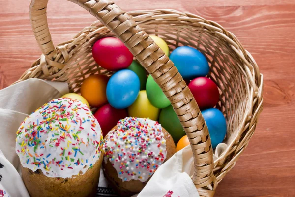 Húsvéti sütemények és színes tojás — Stock Fotó
