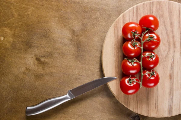 Pomidor oddział na starodawny stół z drewna — Zdjęcie stockowe