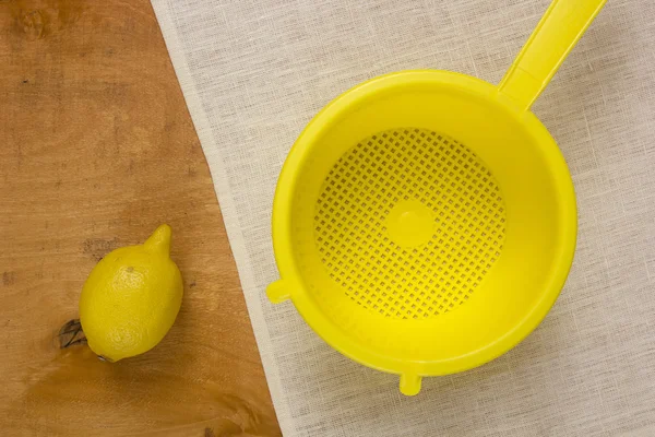 พลาสติกสีเหลือง colander — ภาพถ่ายสต็อก