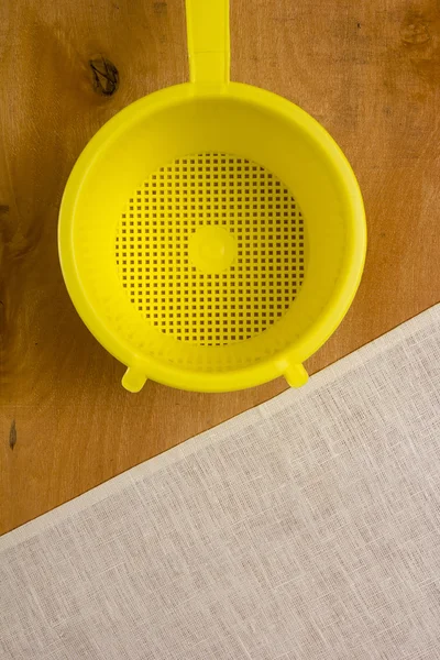 Colador de plástico amarillo — Foto de Stock