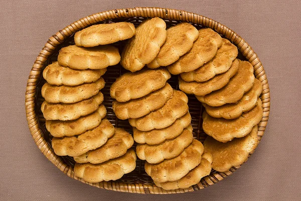 Cookies in een rieten mand — Stockfoto