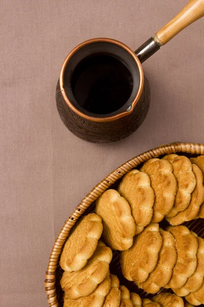 Pliki cookie w wiklinowym koszu i garnki — Zdjęcie stockowe