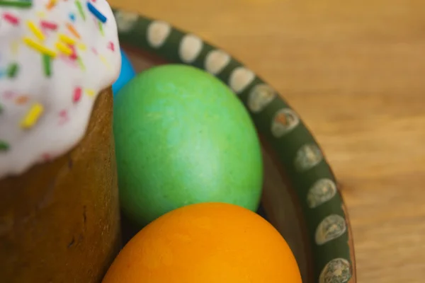 Ostereier in verschiedenen Farben und Kuchen — Stockfoto