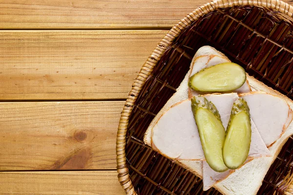 Sandwich abierto en una canasta de mimbre — Foto de Stock