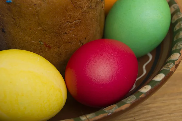 Húsvéti tojás a különböző színek és a torta — Stock Fotó