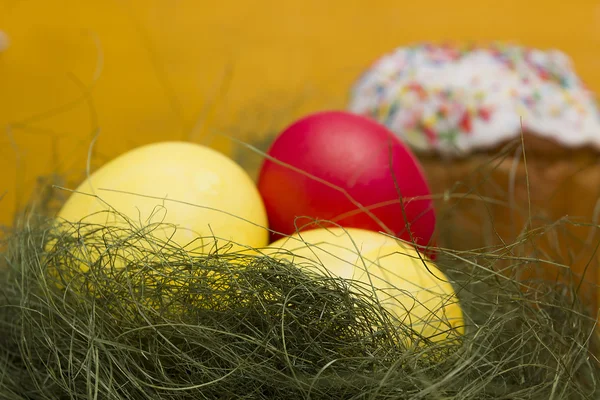 Osterkuchen und gefärbte Eier — Stockfoto