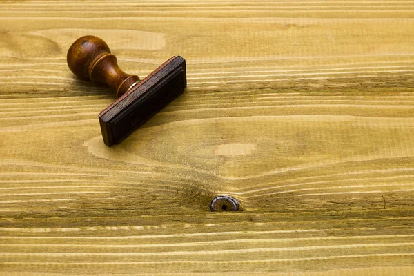 Sello en una mesa de madera — Foto de Stock