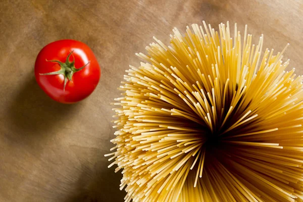 Spaghetti and tomato — Stock Photo, Image