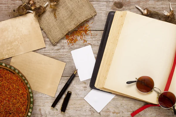 Vecchio libro aperto e zafferano — Foto Stock