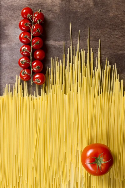 Spaghetti and tomatos — Stock Photo, Image