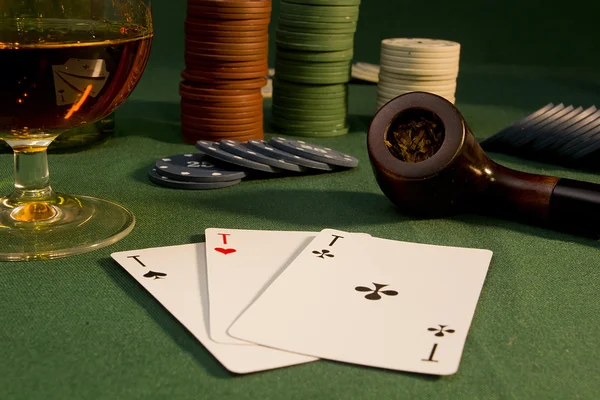 扑克概念与绿色表上的卡 — 图库照片