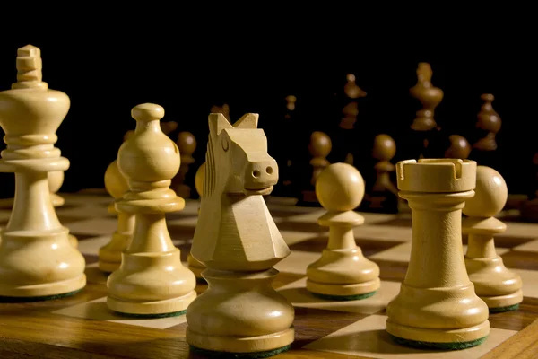 Vita och svarta schackpjäser — Stockfoto