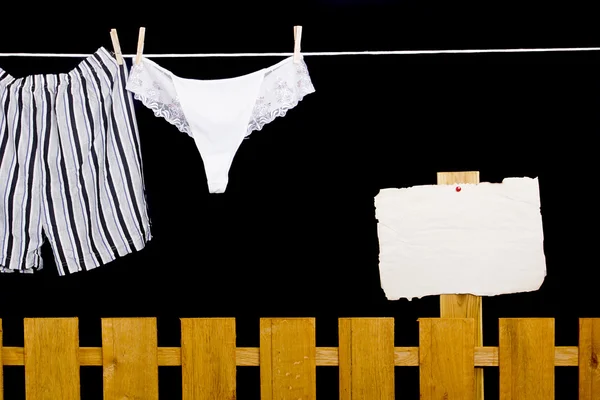 Mujer bragas y ropa interior de hombre en el tendedero — Foto de Stock
