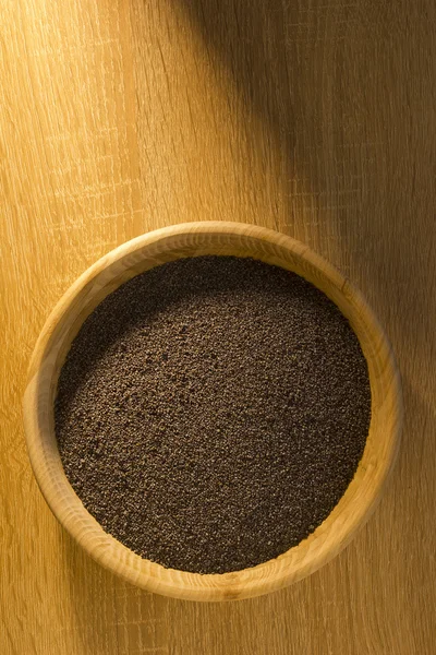 Nasiona maku w misce drewniane — Zdjęcie stockowe