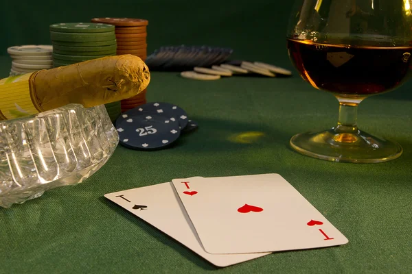 扑克概念与绿色表上的卡 — 图库照片