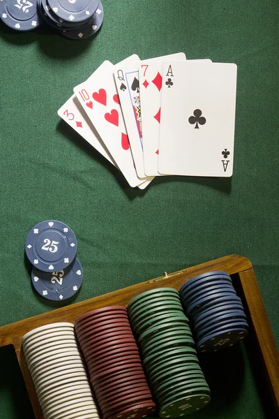 Cartes avec main de poker avec jetons — Photo