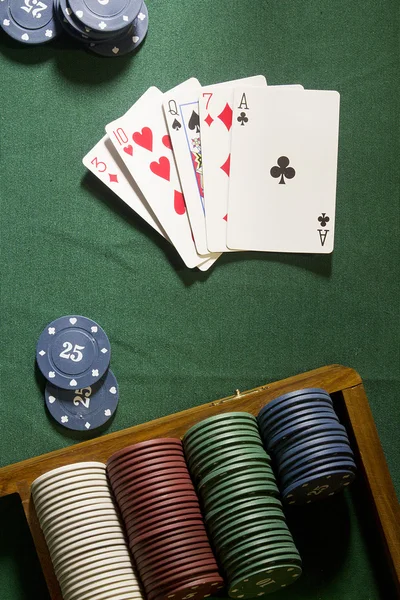 Carte con mano di poker con chips — Foto Stock