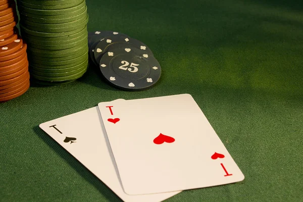 Carte con mano di poker con chips — Foto Stock