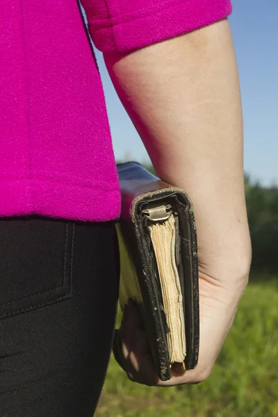 Hand met een dagboek — Stockfoto